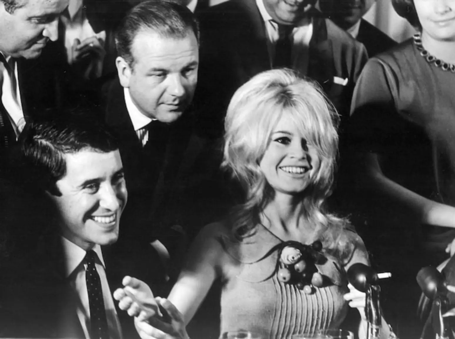 A atriz francesa Brigitte Bardot em evento no Rio de Janeiro durante sua visita ao Brasil, em janeiro de 1964 - Foto: Reprodução