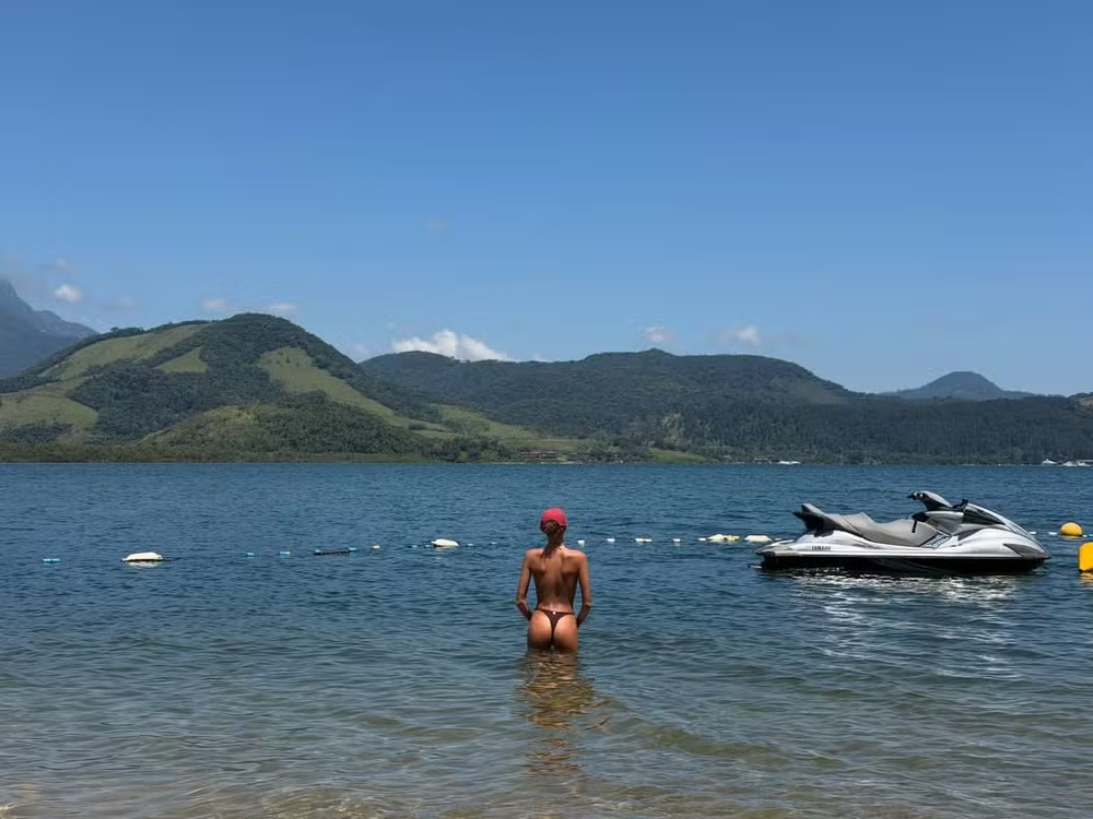 Sasha Meneghel compartilha novo clique após foto de topless viralizar nas redes 52 Sasha Meneghel compartilha novo clique após foto de topless viralizar nas redes