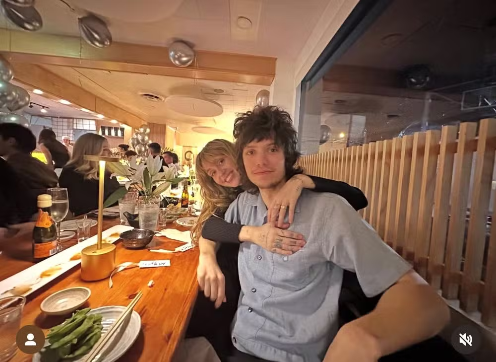 Miley Cyrus e namorado teriam sido ‘parabenizados’ por pai do músico após suposta aliança de noivado chamar atenção — Foto: Reprodução/X