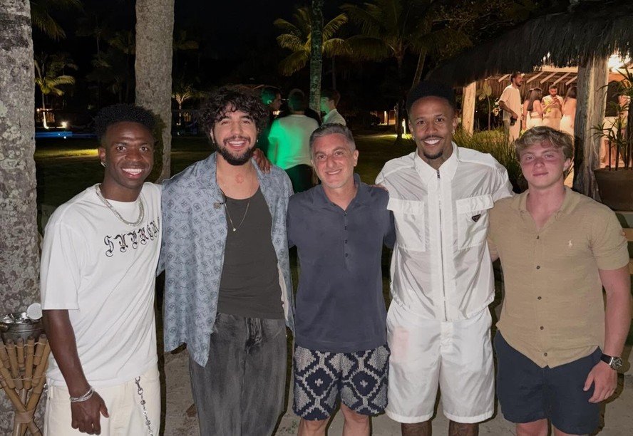 Vini Jr. curte temporada em Trancoso ao lado de amigos e famosos