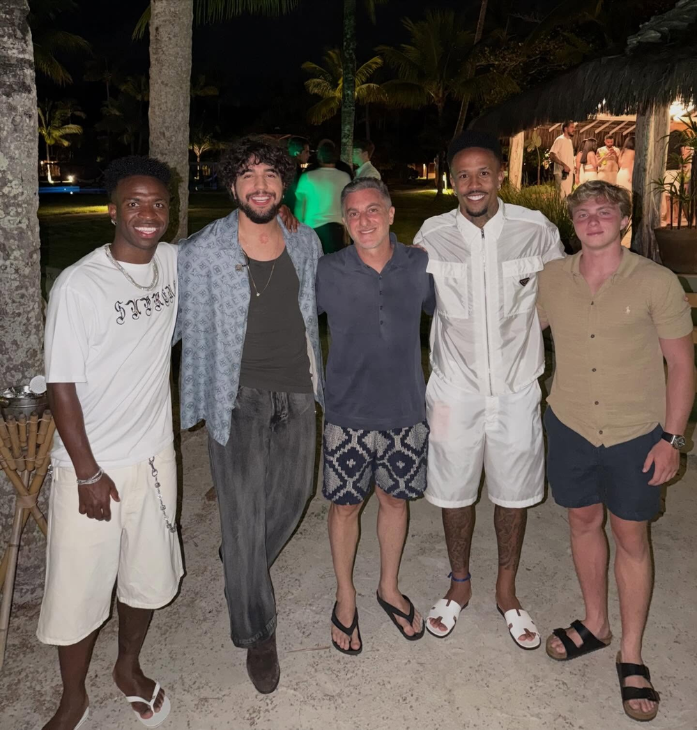 Vini Jr. curte temporada em Trancoso ao lado de amigos e famosos