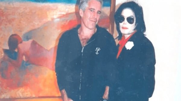 Arquivos Epstein revelam foto de Michael Jackson ao lado do bilionário