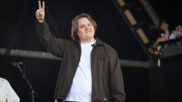 Lewis Capaldi anuncia show no Rio de Janeiro em 2026 com Ruel como convidado especial 