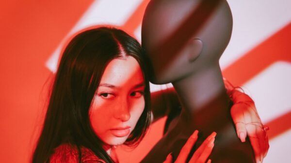 Yeija mergulha no pop com novo single “Chasing Devils”