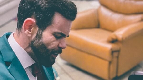 LUX THE LION lança Drummond: um tributo contemporâneo à juventude dos anos 80 e 90