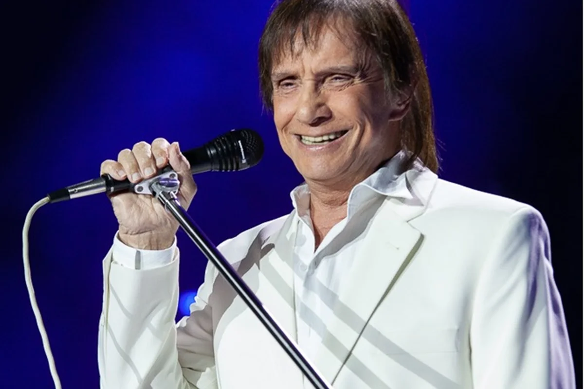 Roberto Carlos se exalta com fotógrafos durante show no Rio e vídeo viraliza nas redes