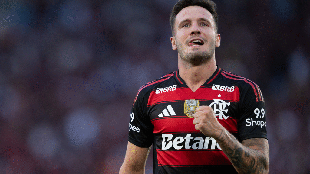 Vídeo de comemoração no vestiário do Flamengo flagra Saúl nu após título da Libertadores e viraliza nas redes
