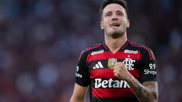 Vídeo de comemoração no vestiário do Flamengo flagra Saúl nu após título da Libertadores e viraliza nas redes