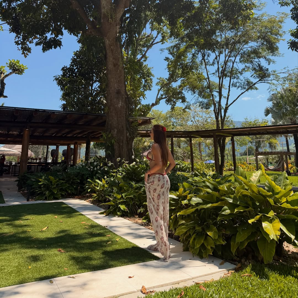 Bruna Biancardi renova o bronzeado em viagem com Neymar e as filhas