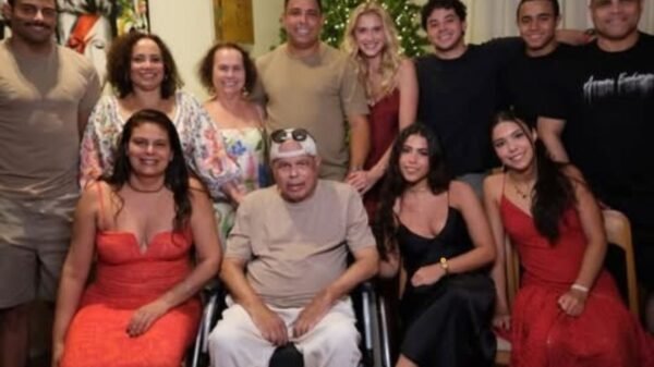 Ronaldo Fenômeno celebra Natal em família e semelhança com o pai chama atenção nas redes