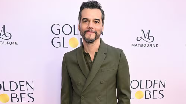 Wagner Moura é tietado por The Rock e outros indicados em evento do Globo de Ouro
