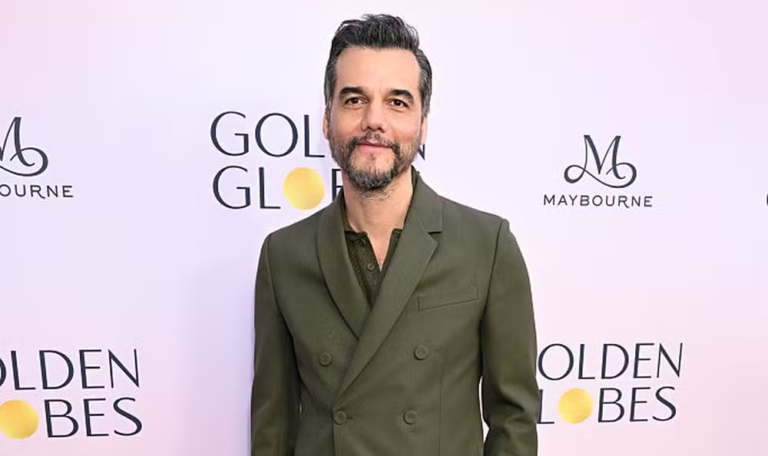 Wagner Moura é tietado por The Rock e outros indicados em evento do Globo de Ouro