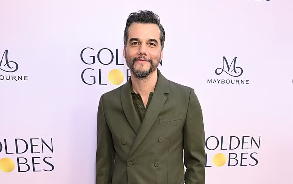 Wagner Moura é tietado por The Rock e outros indicados em evento do Globo de Ouro