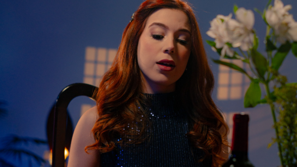 “Aproximar”, de Marina Reis, transforma frustração amorosa em pop rock emocional