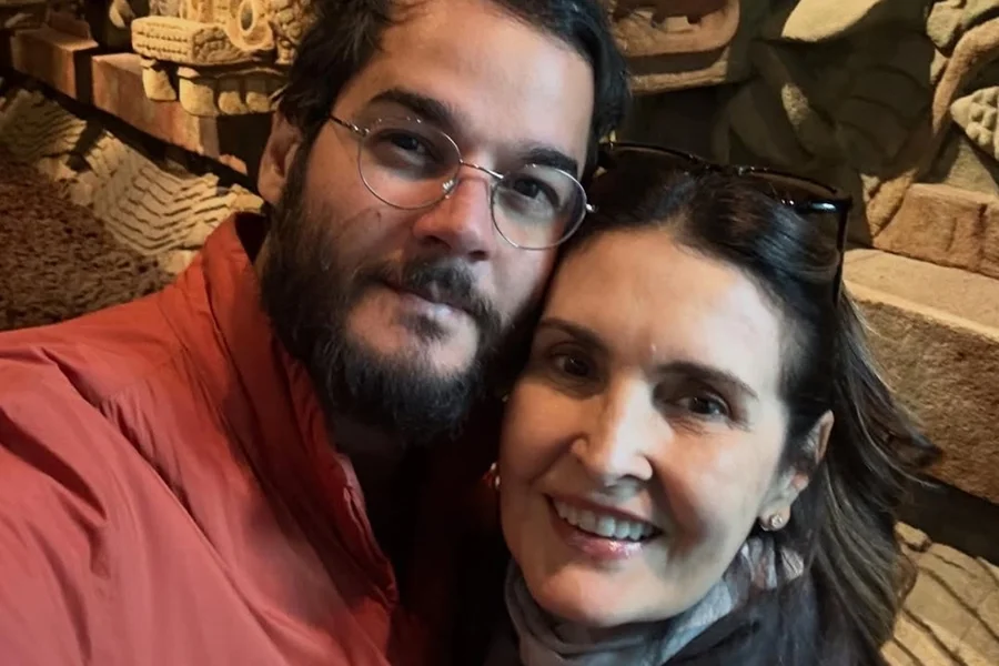 Namorado de Fátima Bernardes é internado durante viagem de férias no México