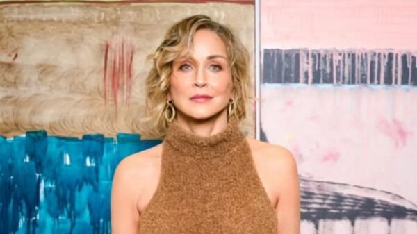 Sharon Stone se irrita com jovens por assento em premiação e rebate críticas durante discurso