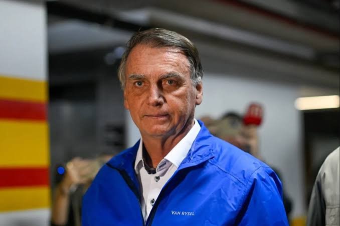 Bolsonaro recebe alta hospitalar e retorna à custódia da Polícia Federal