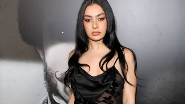 CHARLI XCX - POP MAIS