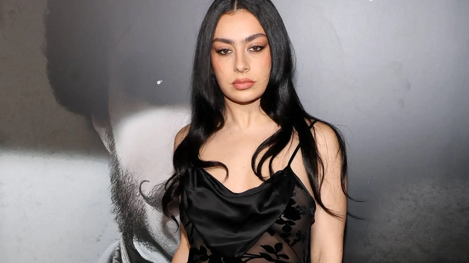 CHARLI XCX - POP MAIS