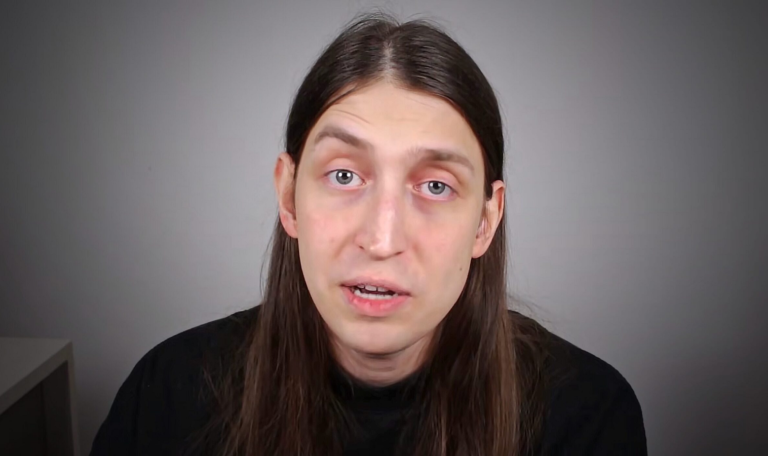 Por que Felca está sendo alvo de protestos após mudanças no Roblox?