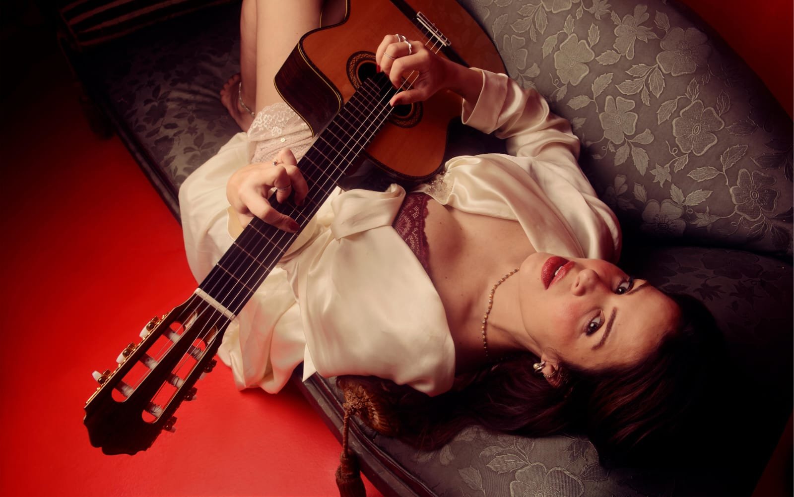 Mariana Volker lança “Desassossego”, terceiro single do álbum “delícia delícia”