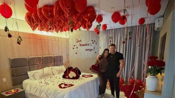 Gracyanne Barbosa é pedida em namoro por Gabriel Cardoso em surpresa romântica