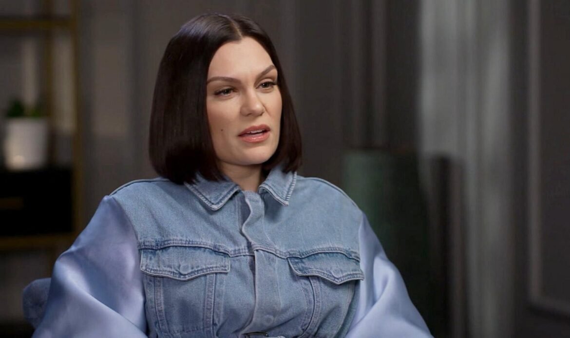 Jessie J anuncia nova cirurgia de reconstrução de mama e faz pausa nas redes sociais 50 Jessie J - POP Mais