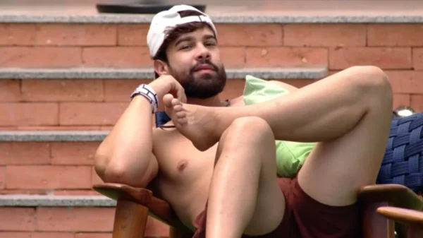 Antes de expulsão, Paulo Augusto mostrou parte íntima durante banho no BBB 26