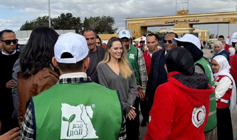 Angelina Jolie visita fronteira entre Egito e Gaza em missão humanitária
