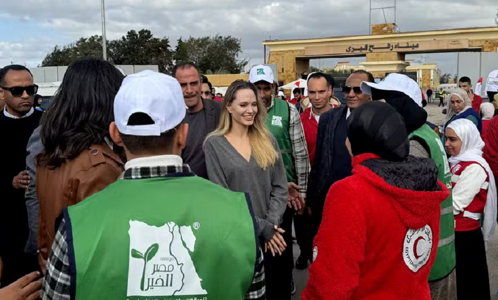 Angelina Jolie visita fronteira entre Egito e Gaza em missão humanitária