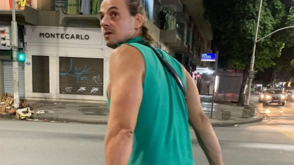 Ator Daniel Erthal vende cervejas na virada do ano em Copacabana e comemora resultado 2 Ator Daniel Erthal vende cervejas na virada do ano em Copacabana e comemora resultado