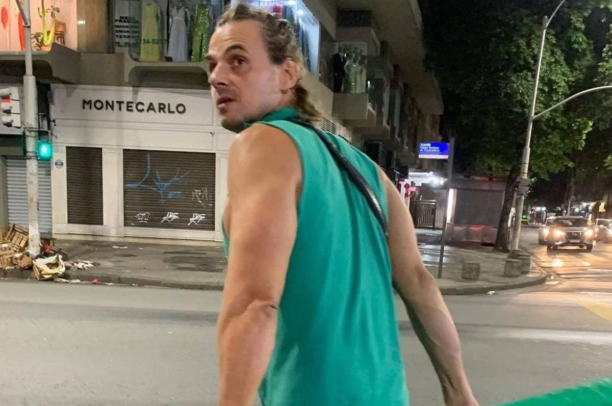 Ator Daniel Erthal vende cervejas na virada do ano em Copacabana e comemora resultado