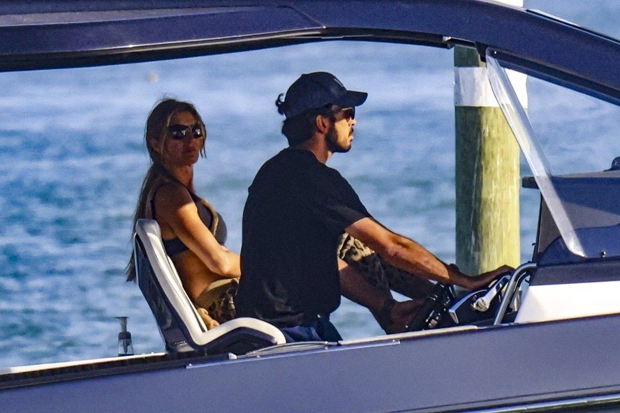 Gisele Bündchen e Joaquim Valente surgem juntos pela primeira vez após 'casamento secreto'; veja fotos 52 Gisele Bündchen e Joaquim Valente surgem juntos pela primeira vez após 'casamento secreto'; veja fotos