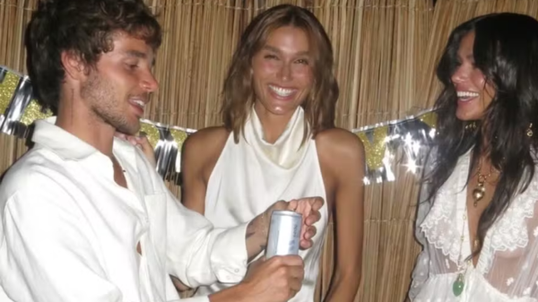 Bruna Marquezine celebra a chegada de 2026 com vestido ousado após beijos em Shawn Mendes