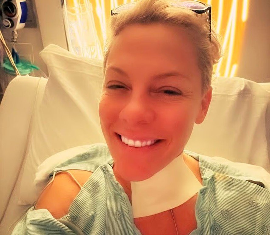 Pink passa o Ano-Novo internada e revela cirurgia na coluna