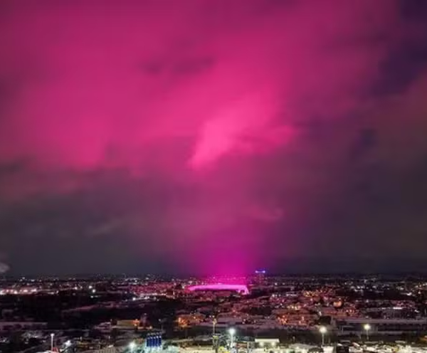 Vídeo: Nevasca deixa céu rosa e surpreende moradores no Reino Unido