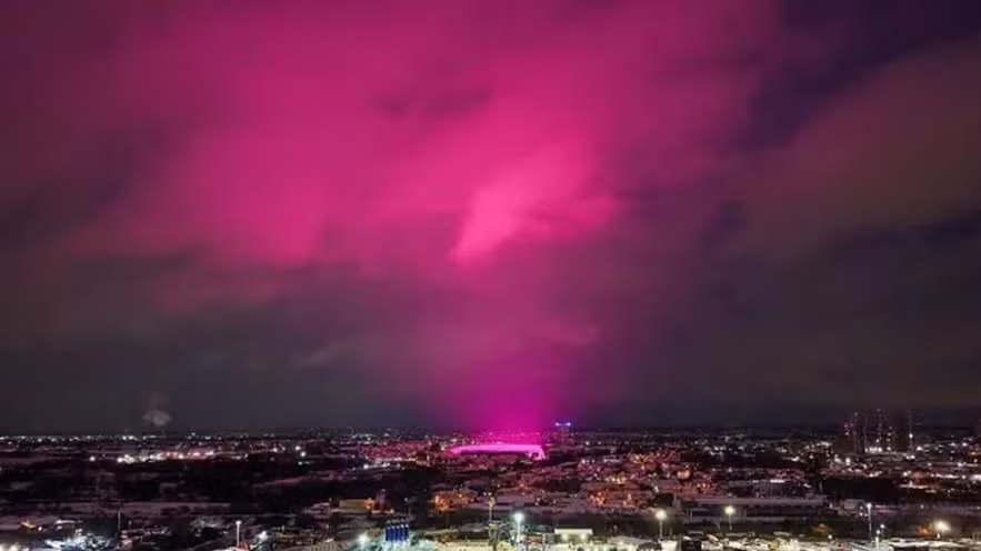 Vídeo: Nevasca deixa céu rosa e surpreende moradores no Reino Unido