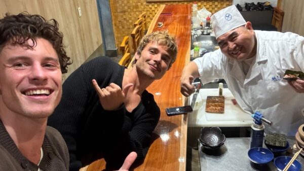 Shawn Mendes e João Lucas curtem restaurante de comida japonesa em São Paulo