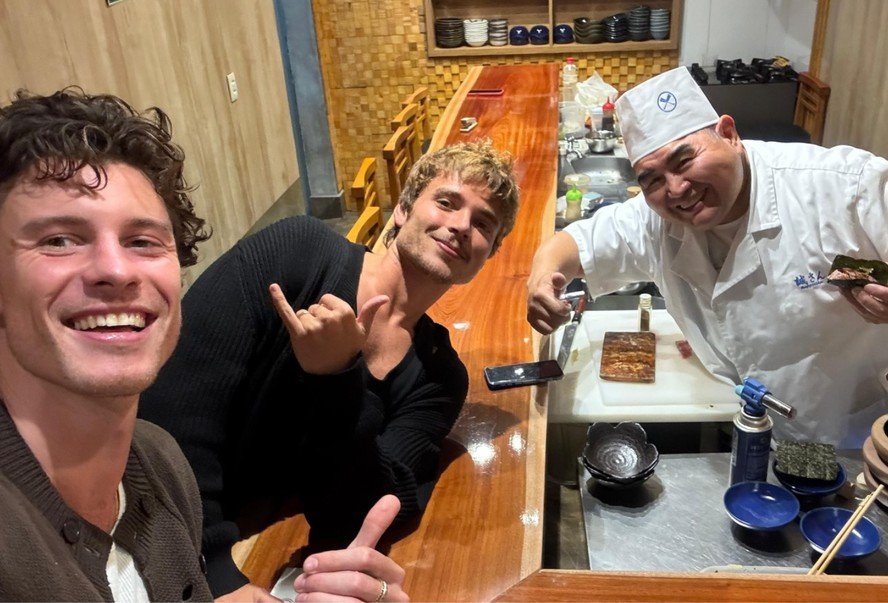 Shawn Mendes e João Lucas curtem restaurante de comida japonesa em São Paulo
