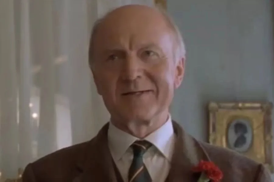 Morre Donald Douglas, ator da franquia Bridget Jones, aos 92 anos