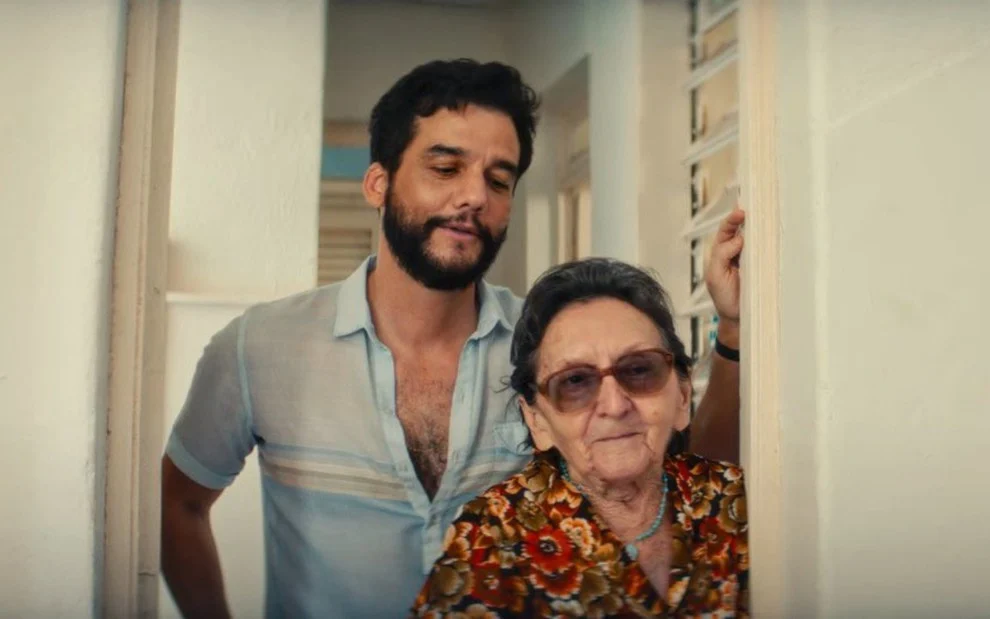Wagner Moura e Tânia Maria; atriz de 78 anos é quem rouba a cena em O Agente Secreto - Foto: Reprodução