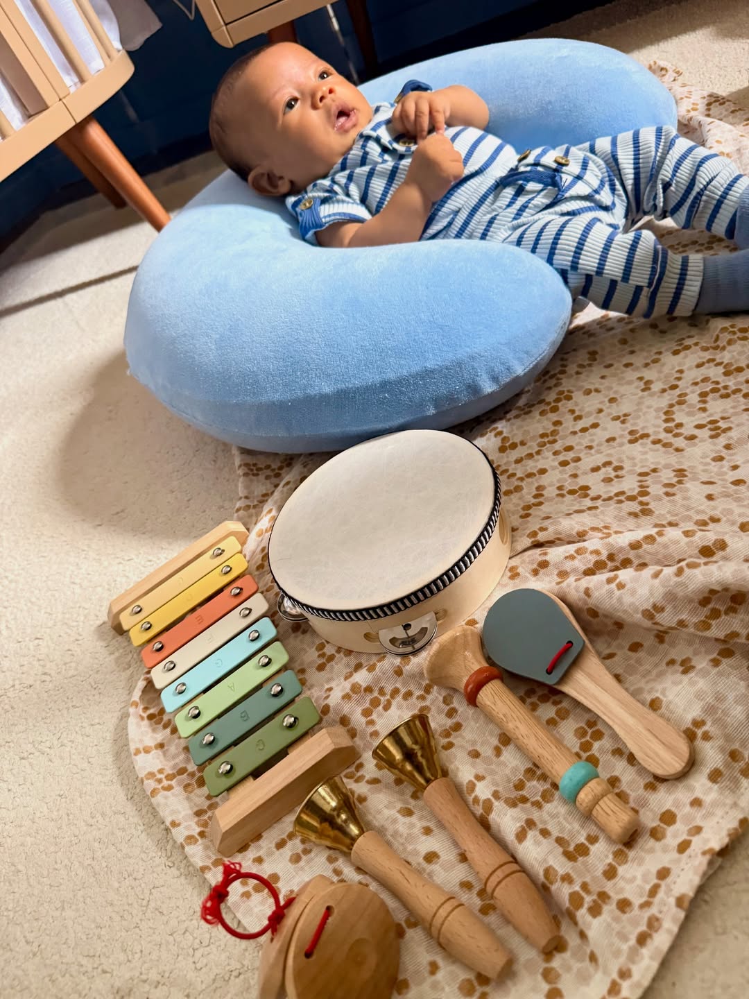 Carol Peixinho encanta ao mostrar Bento, seu filho com Thiaguinho, brincando com instrumentos musicais