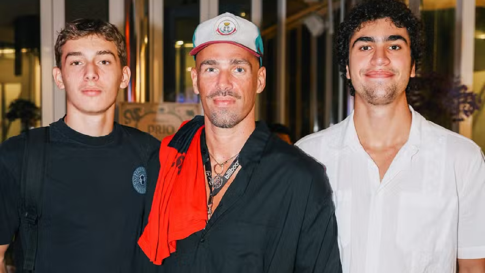 Pedro Bernardes entre os filhos Dom e Mano Wladimir (à direita) na sessão de 'Fôlego' — Foto: Leo Marinho/ divulgação