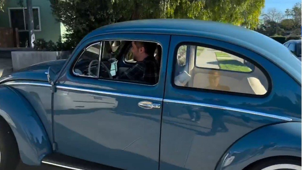 Veja a casa onde Wagner Moura mora em Los Angeles, nos EUA, com um fusca na garagem