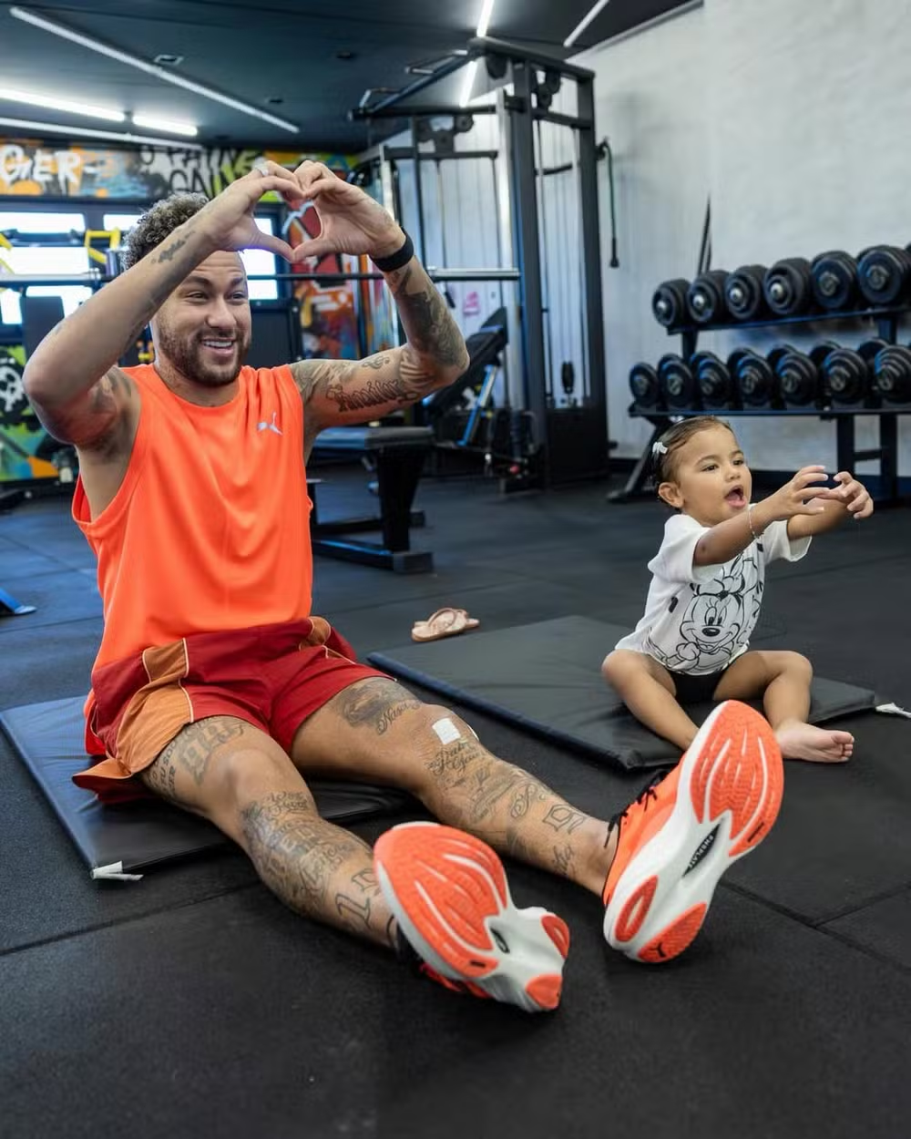 Neymar leva a filha Mavie para a academia e encanta fãs nas redes sociais