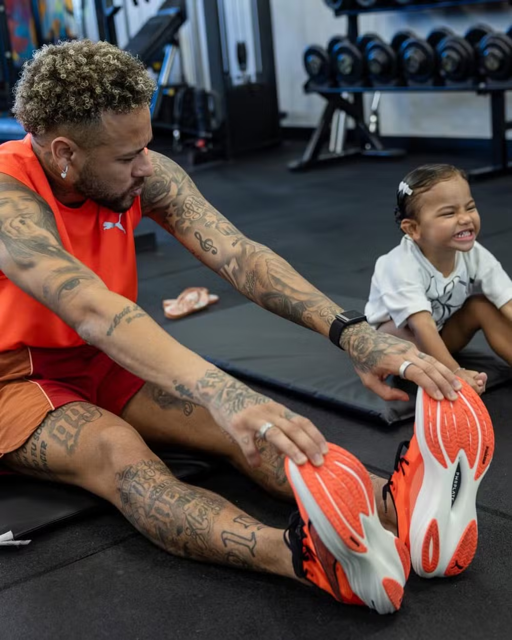 Neymar leva a filha Mavie para a academia e encanta fãs nas redes sociais