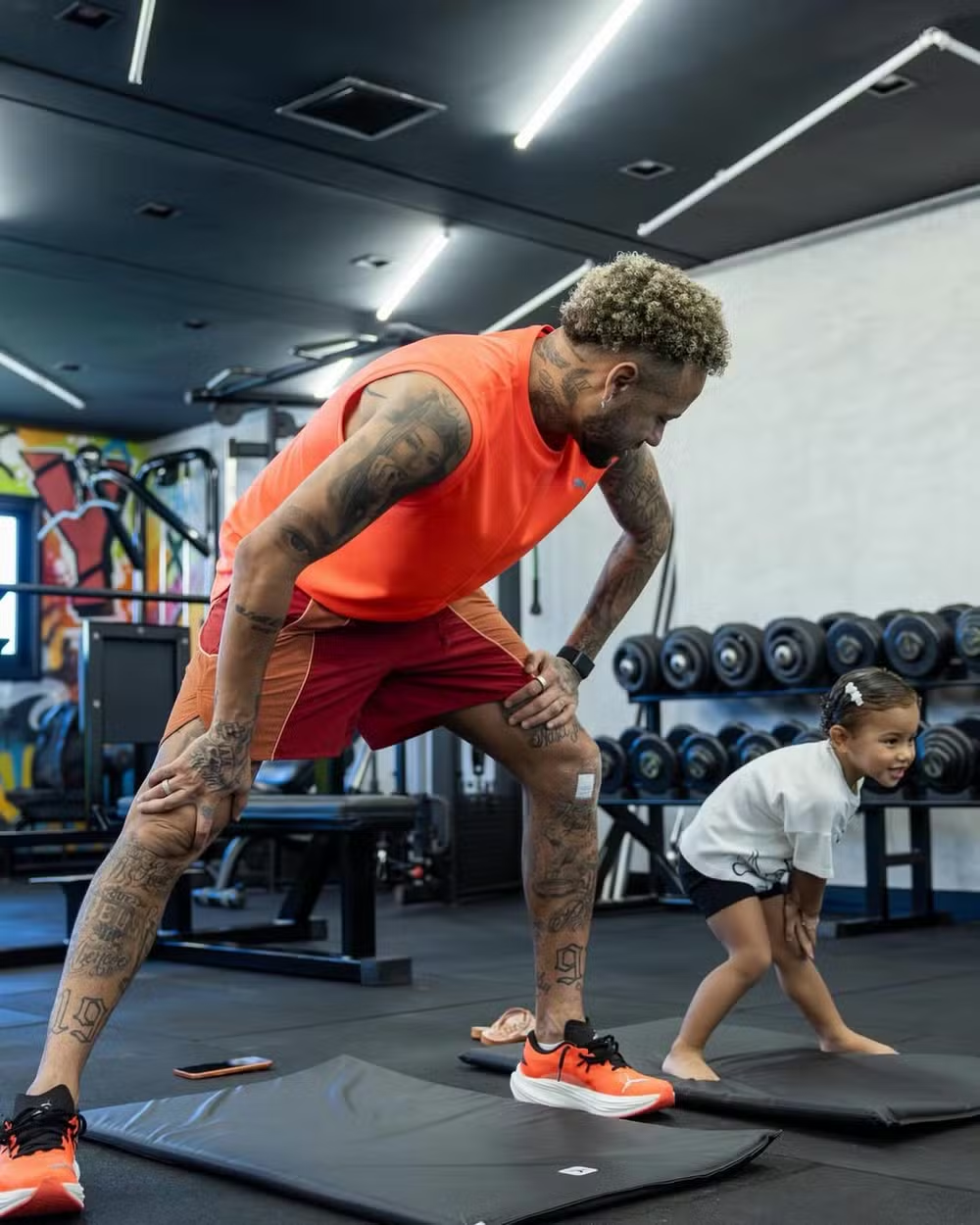Neymar leva a filha Mavie para a academia e encanta fãs nas redes sociais