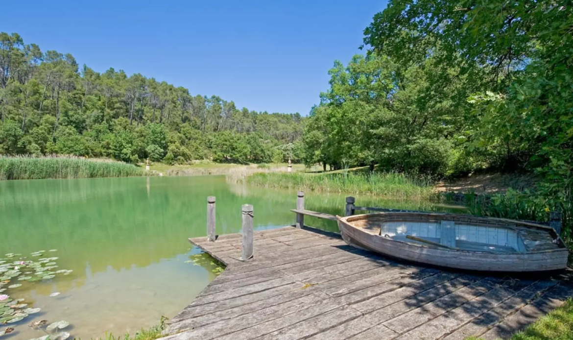 Conheça a luxuosa mansão onde George Clooney preserva a privacidade da família longe dos holofotes