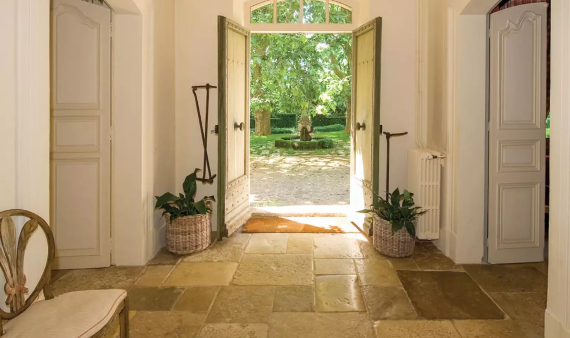 Conheça a luxuosa mansão onde George Clooney preserva a privacidade da família longe dos holofotes