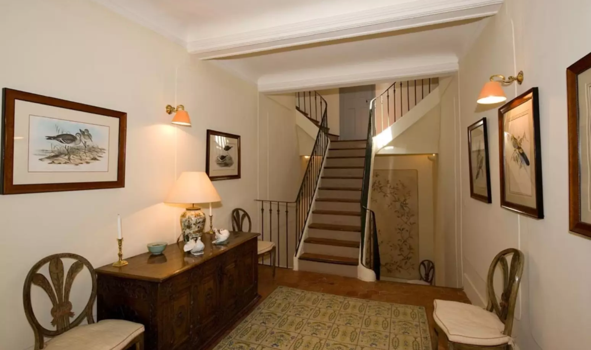 Conheça a luxuosa mansão onde George Clooney preserva a privacidade da família longe dos holofotes